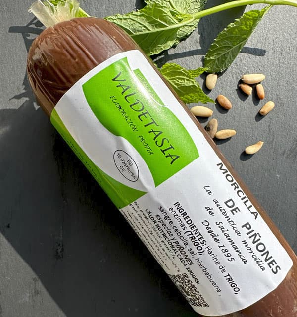 Morcilla de piñones en tripa artificial de Salamanca