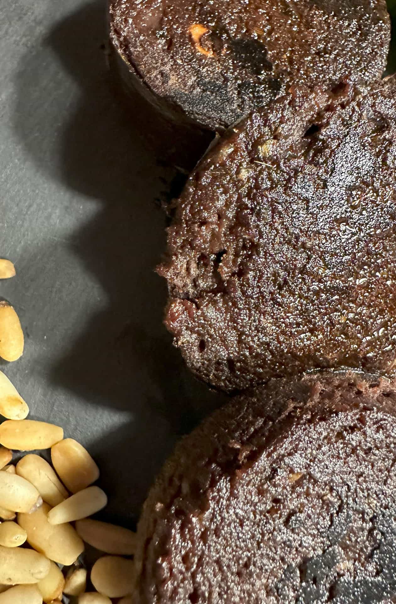 Morcilla piñones Salamanca sobre piedra de pizarra